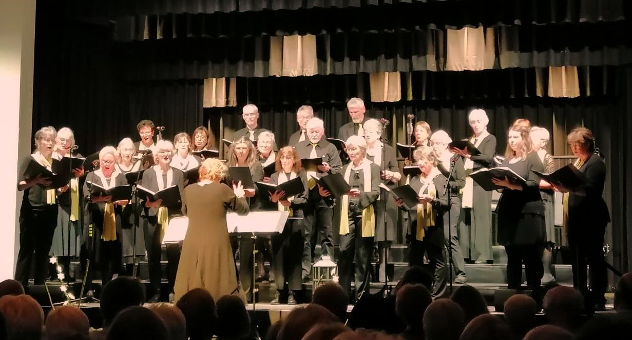 Chorisma mit gelb-goldenen Accessoires